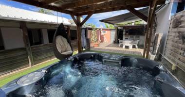 jolie maison de type f6+ de 146 m2 habitables et 250 m2 utiles, implantée sur 530 m2 de terrain, avec garage fermé et jaccuzi