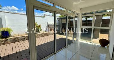 À louer - villa meublee de type t5 d'environ 240,05 m2 - saint-pierre - loyer 2 520 € + charges 80 €