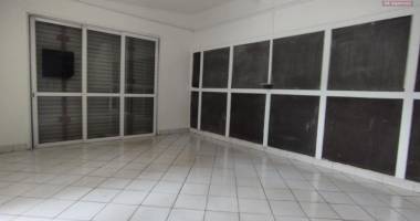 a louer, un local commercial de 90 m2, bord de route professionnel, en plein centre d'isotry- antananarivo