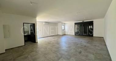 a louer - un local d'environ 73 m2 - les avirons - loyer 890,00 € + charges 90,00 €