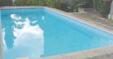 rivière noire à louer appartement 3 chambres duplex situé au dernier étage d’une résidence sécurisée avec piscine et vue océan.