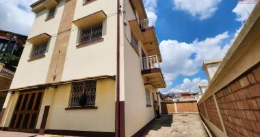 À vendre - immeuble r+2 avec combles habitables - tsiadana..