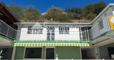 À louer À basse-terre- local commercial de 293 m2 avec terrasses   emplacement stratÉgique