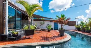 a sainte clotilde -villa de charme avec piscine, sauna et garage