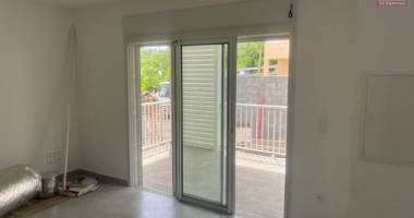 a louer appartement de type t4 au rez de chaussée dans une petite impasse.