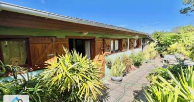 saint joseph 97480 - maison de plain pied - entretenue - jardin fleuri - quartier facile d'acces
