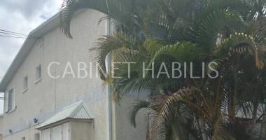 À louer - appartement de type t2 d'environ 55,90 m2 - saint-pierre - loyer 652.61 € + charges 45.00 €