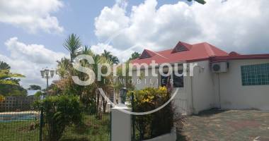 À vendre   baie-mahault villa créole t6 avec piscine sur terrain de 1000 m2