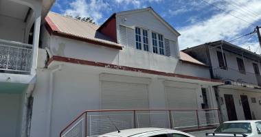 basse terre - maison de ville avec cour - idéal investisseur