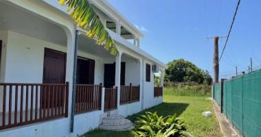 jolie propriete avec  spacieuse villa f4+mezzanine et beau terrain plat de 1 123 m2 a dubedou saint francois