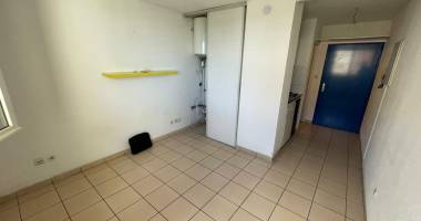 fabien teka immo loue studio de 17.90m² dans la residence laureat a st clotilde proche universite et leader price