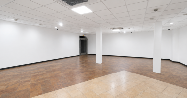 saint-louis centre – local commercial avec vitrines et sous-sol