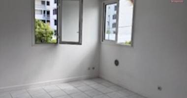 a louer un appartement de type f1 sur la résidence les orangelles à sainte clotilde.