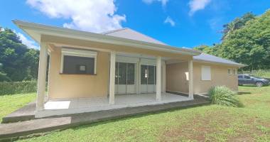 gourbeyre- maison individuelle t4 , terrasse et jardin clôturé