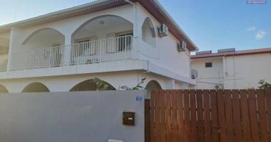 a louer villa f4 mitoyenne sur etang sale les bains.