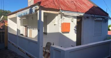 basse-terre-À rÉnover- maison de ville t3 avec terrasse