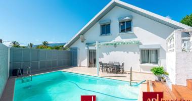 bois de nèfles-villa avec piscine et garage.