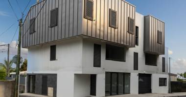 local neuf avec vitrine à saint-pierre