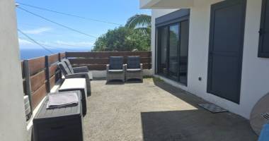 villa f4 mitoyenne récente .