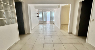 À louer: local pro en rez-de-chaussée - bas du fort le gosier