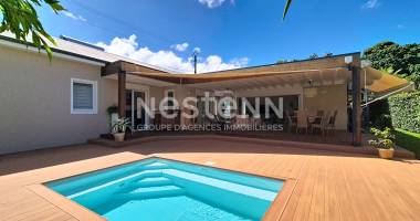 À vendre À petit-bourg maison d'architecte avec piscine de type f4 de102 m2