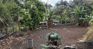 terrain rectangle et plat de 250 m2 à 380 m d'altitude, pleine vue mer, à 2 minutes du centre ville.