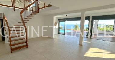 a louer - maison f4 d'environ 134.82 m2 - saint-pierre - 2 150.00 € + 145.00 € de charges