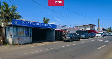 ensemble de 4 locaux commerciaux - sainte-suzanne centre-ville