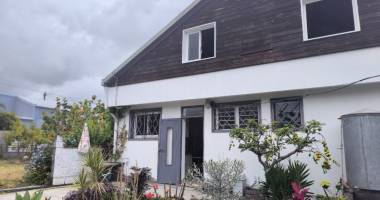 villa t4/5 avec mezzanine, proche centre-ville du tampon.