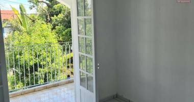 appartement rÉnovÉ avec 3 chambres, grand jardin privatif, situÉ À bras canot/ st benoit