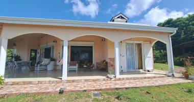 villa familiale spacieuse avec grand jardin et vue mer.