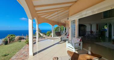villa familiale spacieuse avec grand jardin et vue mer.