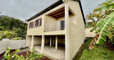 tampon 97430 - villa f3/4 + mezzanine - cellier - garage - proche commerces et clinique