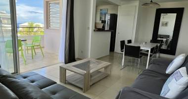 t2 meublé avec vue mer dégagée à saint-gilles   calme et proche des commodités