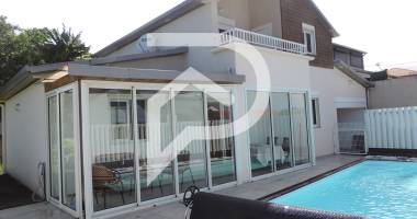 maison f4 avec 3 chambres, 2 salles d'eau et une piscine