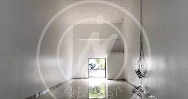 À louer 112 m2  local commercial à jarry - 2 016€ ht hc