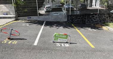 À louer : place de parking sécurisée  centre de saint-pierre