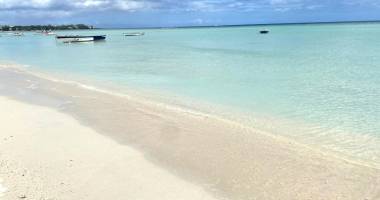 albion à louer belle est récente villa de plain-pied, trois chambres avec piscine située dans un quartier calme.
