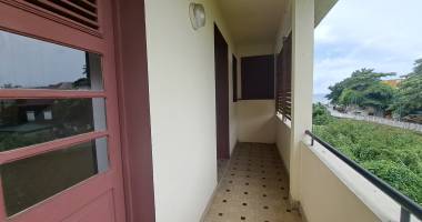 appartement t3 + mezzanine   centre historique de basse-terre