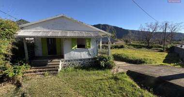 a vendre villa f5 avec garage sur un grand terrain de 2 000 m2 à la plaine des palmistes