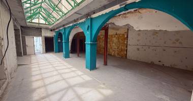 ensemble commercial rare avec vitrines, verrière et rooftop