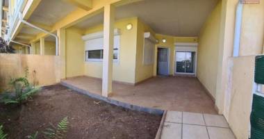 a vendre joli appartement de type f2 d'environ 52 m² avec grande varangue et jardinet