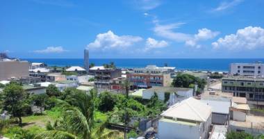 exclusivité : appartement t4 traversant avec vue mer – saint-denis centre