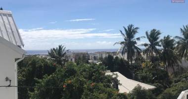 a vendre appartement f2 dans une résidence privée de 6 lots  à sainte clotilde.