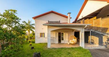 maison familiale avec grande cuisine extérieure