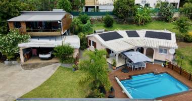 terrain avec deux maisons