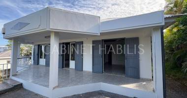 a louer - maison t4 d'environ 107,14 m2 - saint-pierre - 1 700 €