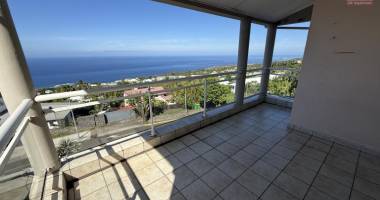 bel appartement t2 résidence les sirènes 1 avec magnifique vue mer et montagne au centre ville dans la rue de l'eglise en dessous du lycée des avirons.