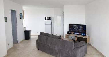 À vendre   t2 meublé avec terrasse vue mer   proche centre-ville de saint-benoît