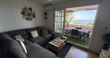 À vendre t2 meublé a l'entrée de la route du littoral, vue mer.